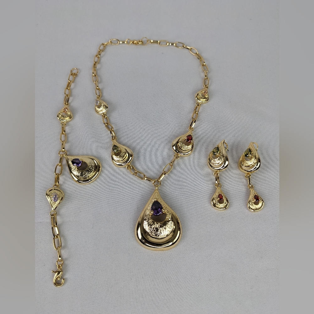 BEAUTIFUL 3 PC NECKLACE SET.